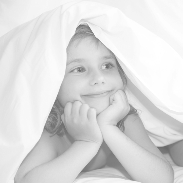 Tourismusverband Silberregion Karwendel, Schwaz, Österreich, Imagemotiv Hotelbett mit Kind